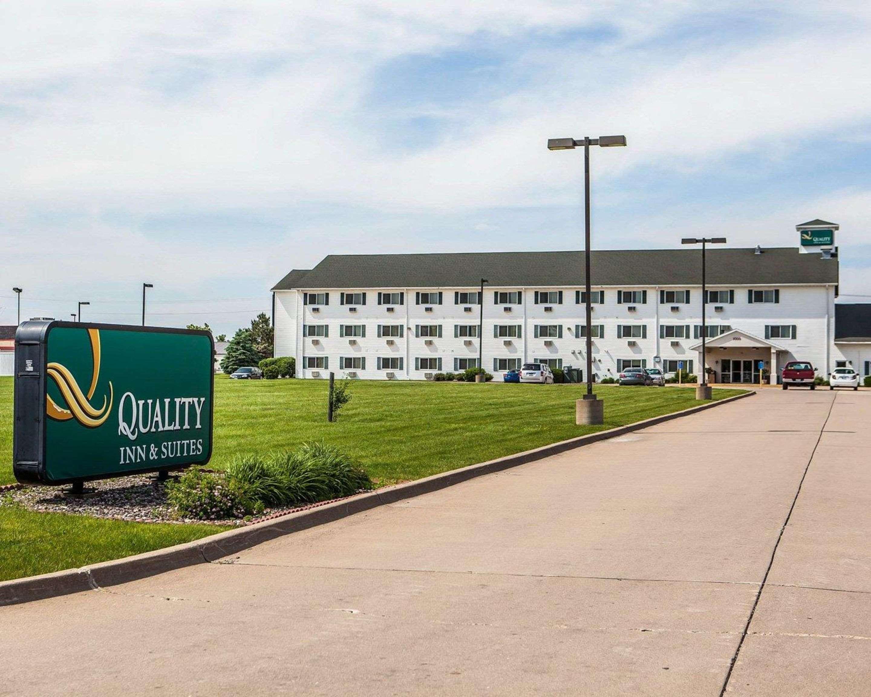 Quality Inn & Suites Eldridge Davenport North Bagian luar foto